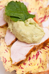 Brötchen mit Salat und Hühnerbrust