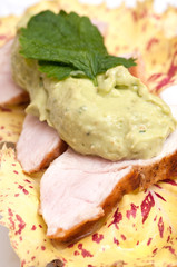 Hühnerbrust mit Acocado und Salat