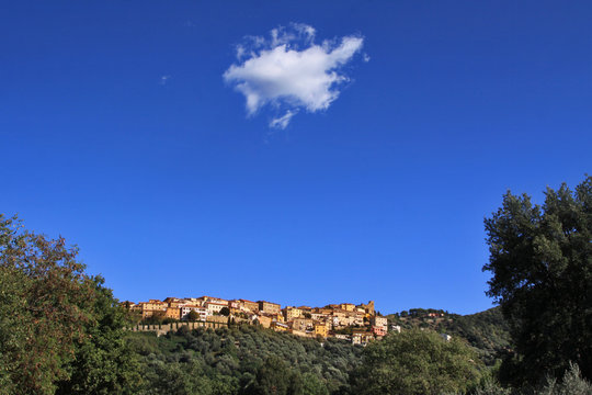 Scarlino, Grosseto, panorama con nuvola