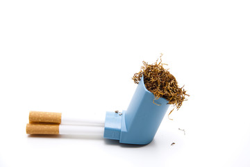 Inhaler mit Zigaretten und Tabak
