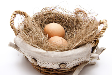 Eier im Korb mit Heu