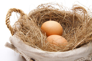 Eier im Korb mit Heu