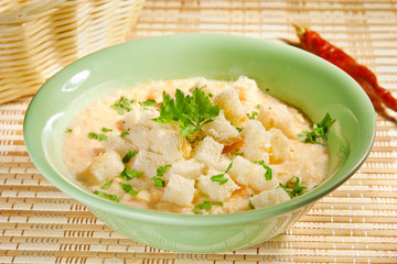 cream soup with croutons