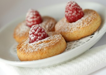 Cookies with a raspberry and powdered sugar
