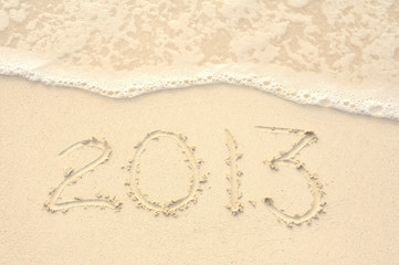 Fototapeta na wymiar Rok 2013 napisane w piasku na plaży