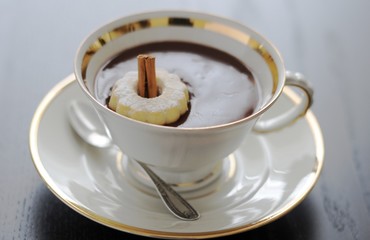 Cioccolata calda con cannella in tazza bianca e canestrelli