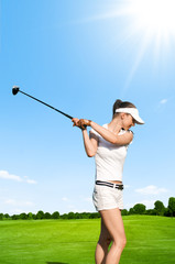 Frau spielt Golf