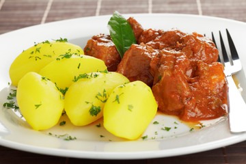 Gulasch vom Schwein mit Kartoffeln