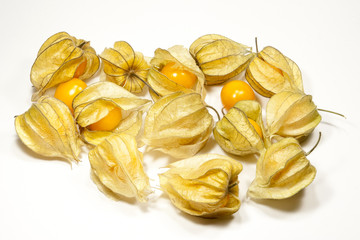 Physalis-Früchte vor freigestelltem Hintergrund