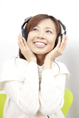 ヘッドホンで音楽を聞く女性