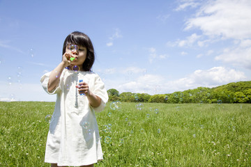 シャボン玉で遊ぶ女の子