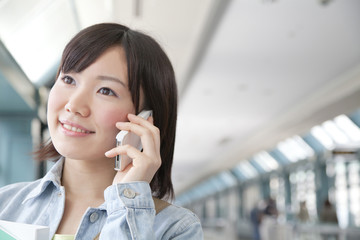 笑顔で電話する大学生