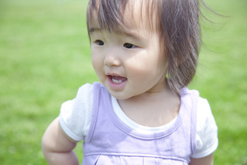 公園で遊ぶ女の子