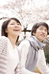 Obraz premium 花見をするカップル