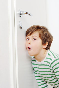 Junge lauscht an der T&uuml;r