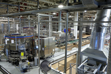 Цех по розливу пива, воды, сока в бутылки