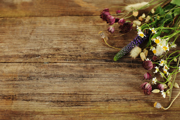 Naklejka premium Blossom border on wood texture - summer floral background
