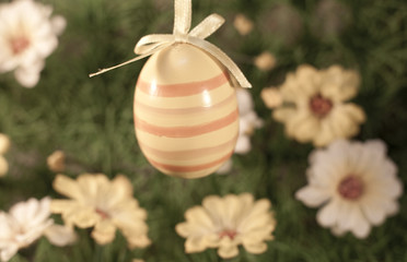 oeufs en pâques en suspension