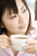 カフェで紅茶を飲む女性