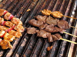 Chicken and meat brochettes - 39509356