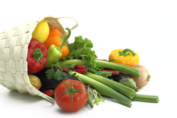 Fototapeta na wymiar Wiklinowy kosz pełen świeżych warzyw