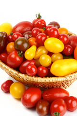 Viele verschiedene Biotomaten im Korb