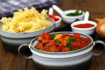 Gulasch mit Nudeln