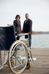 Obraz premium Mann hilft Frau beim gehen