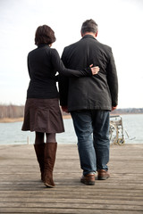 Mann hilft Frau beim gehen