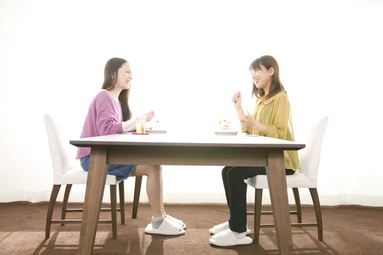 ダイニングでケーキを食べる女性2人 Stock Photo Adobe Stock ダイニングでケーキを食べる女性2人 Stock Photo Adobe Stock