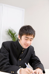 授業中の男子中学生