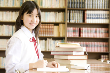 図書館で勉強する女子中学生