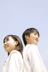 空を見上げる中学生男女