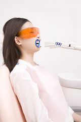 ホワイトニングを受ける女性