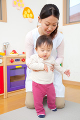 乳児と遊ぶ保育士