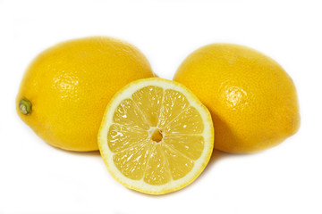 Zwei ganze Zitronen auf weißem Hintergrund