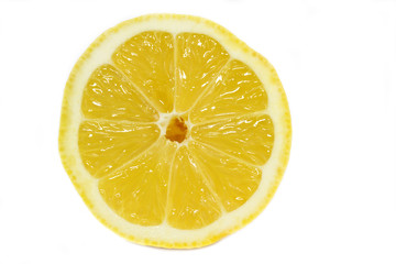 Eine einzelne Zitronenscheibe auf weißem Hintergrund