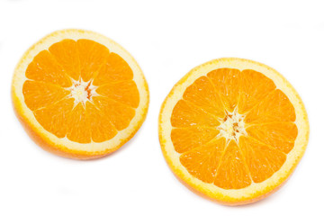 Zwei Orangenhälften auf weißem Hintergrund