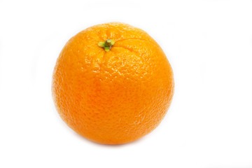 Eine ganze Orange auf weißem Hintergrund