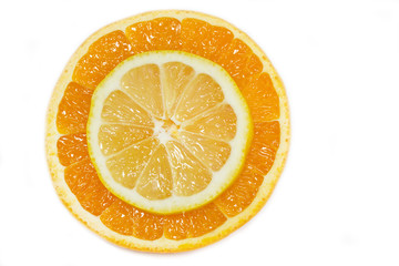 Zitronenscheibe liegt auf einer Orangenscheibe