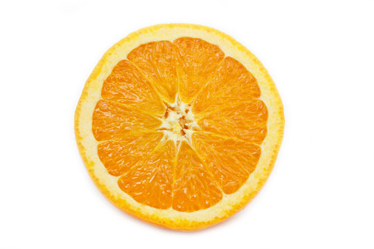 Eine einzelne Orangenscheibe auf weißem Hintergrund