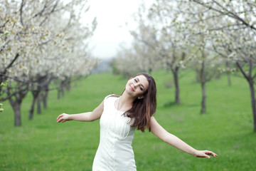 Obraz premium girl in spring garden