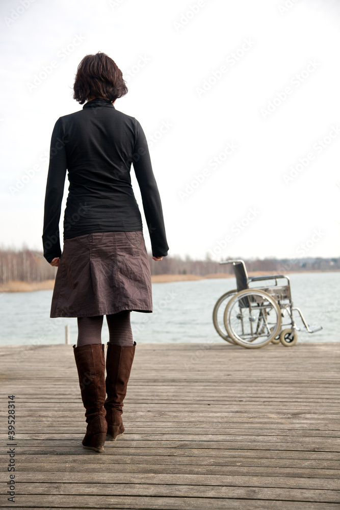 Wall mural Frau mit Rollstuhl beim gehen