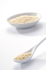 Semi di sesamo su sfondo bianco