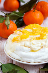 Pavlova merengue with glazed oranges