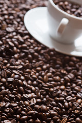 Kaffeebohnen und Tasse