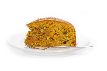 Karottenkuchen auf einem Glasteller