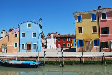 Fototapeta na wymiar Kolorowe domy na kanałach w Burano Island, Wenecja, Włochy