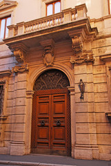 Fototapeta na wymiar Rome old building door