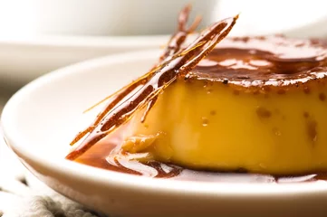 Rolgordijnen Heerlijk crème caramel dessert © joanna wnuk